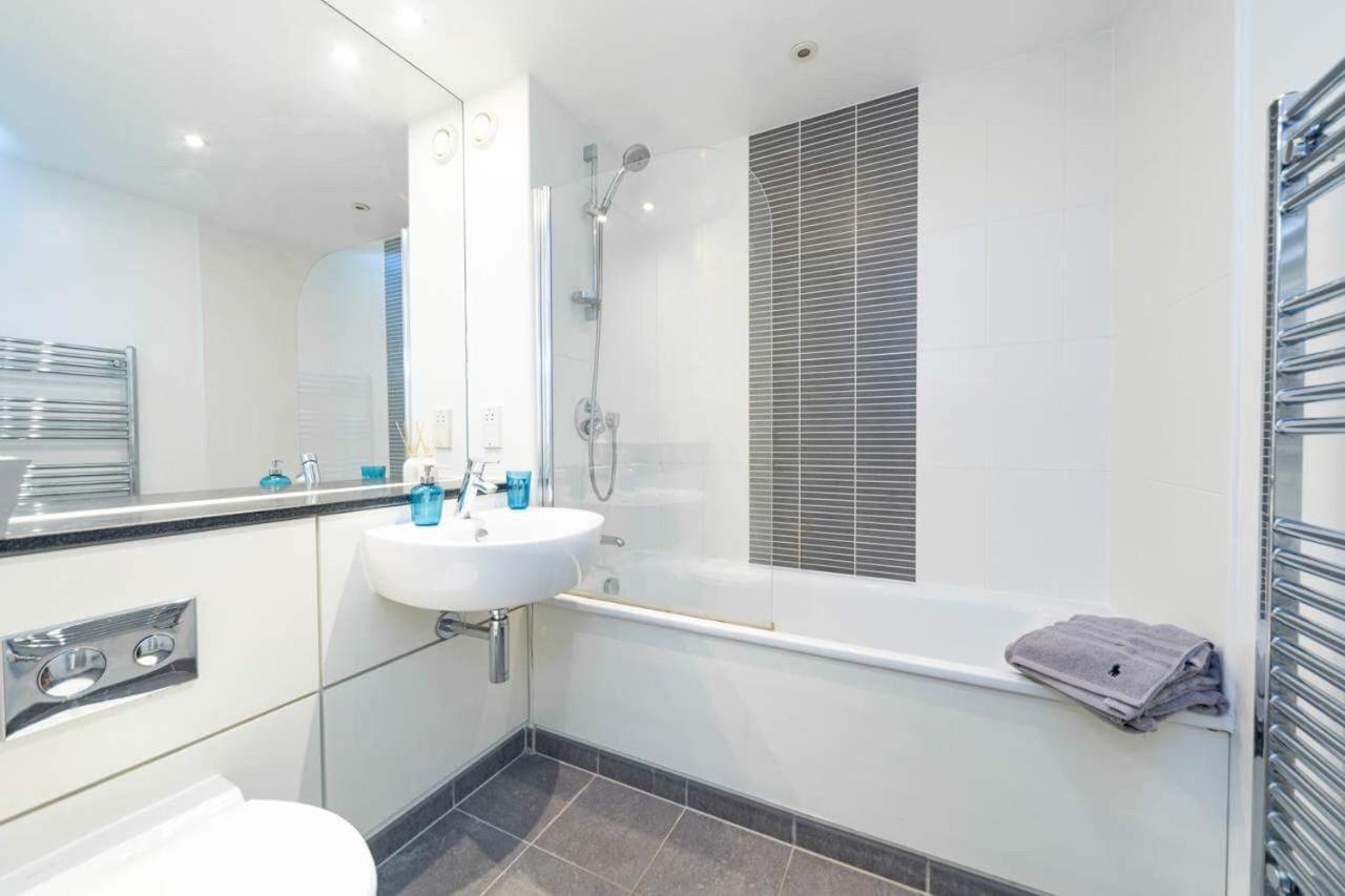 Room With Private Bathroom In A Modern Two Bedroom Two Bathroom Flat 伦敦 外观 照片