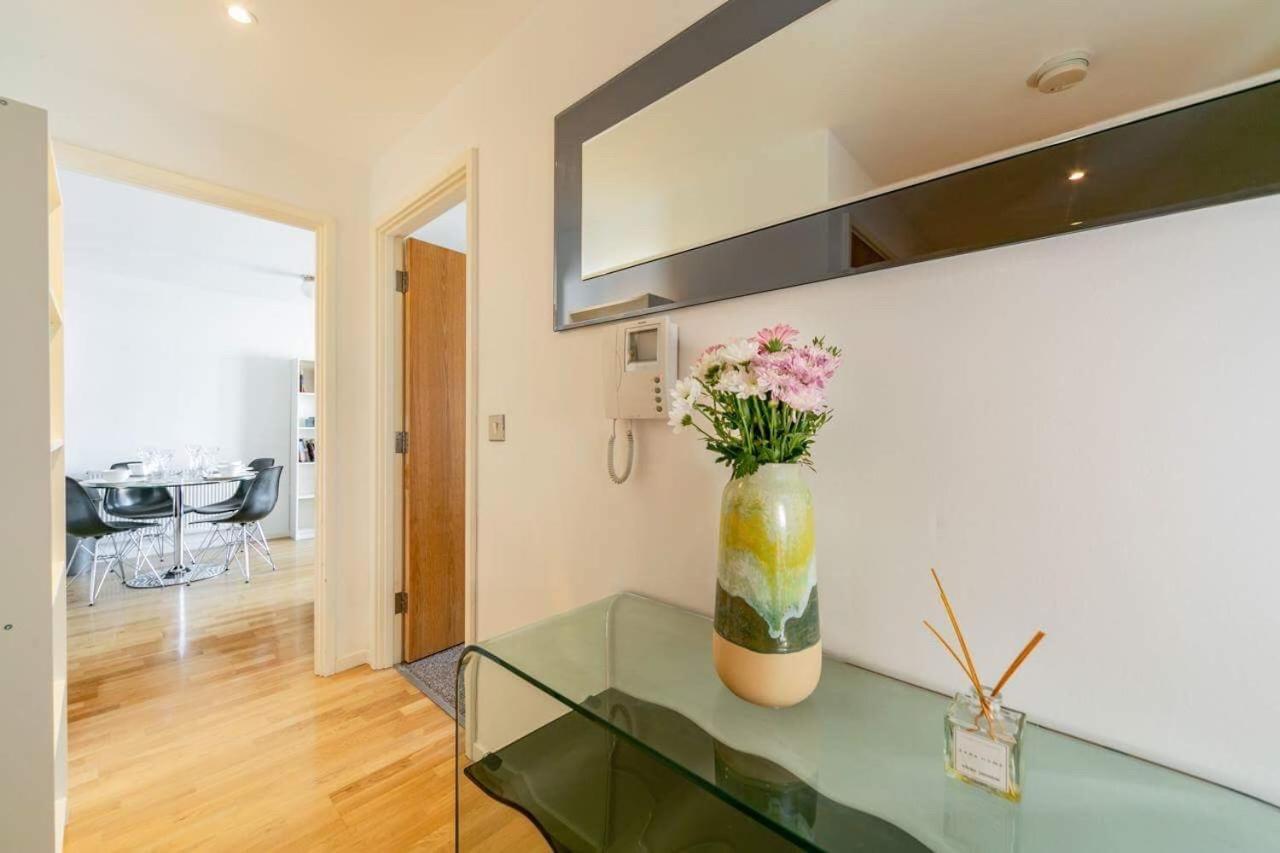 Room With Private Bathroom In A Modern Two Bedroom Two Bathroom Flat 伦敦 外观 照片