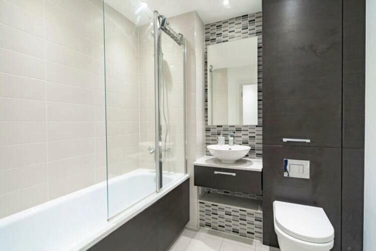 Room With Private Bathroom In A Modern Two Bedroom Two Bathroom Flat 伦敦 外观 照片